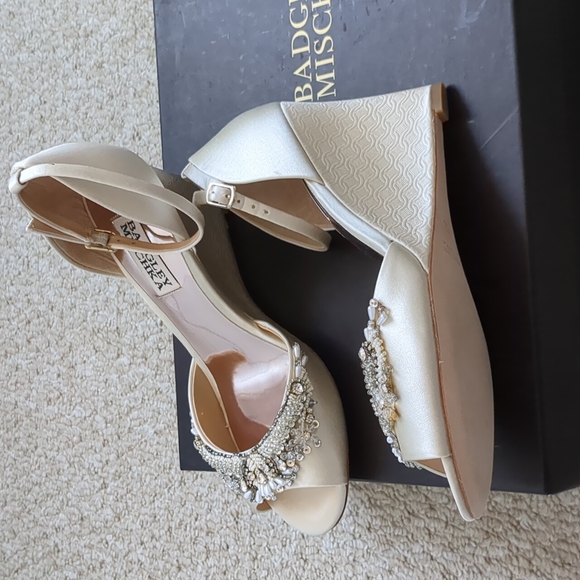 Badgley Mischka jeweled wedge ankle strap  sandal, size 6.5 - Picture 3 of 5